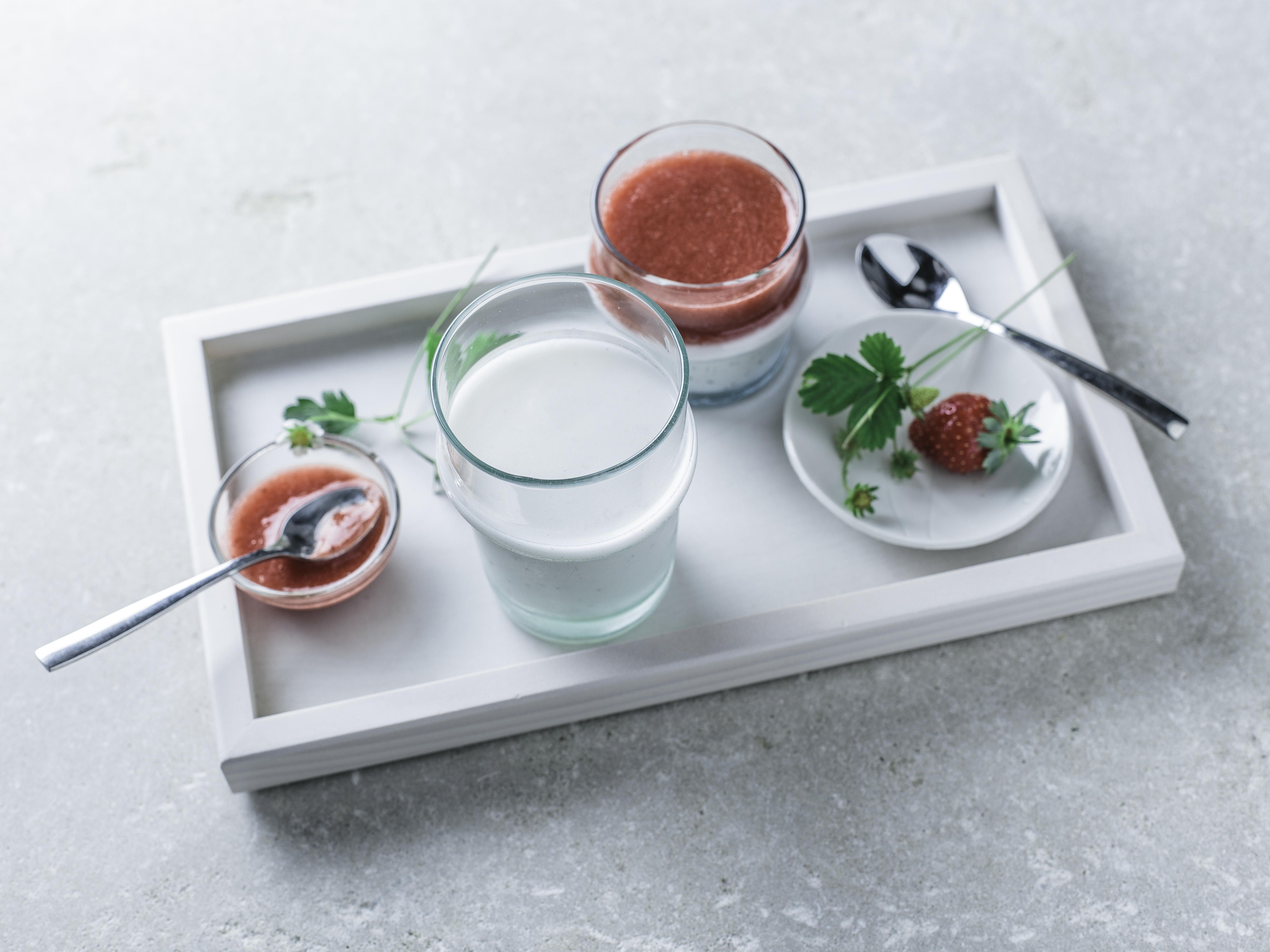 Panna cotta au chanvre et coulis de fraise Panna cotta au chanvre et coulis de fraise